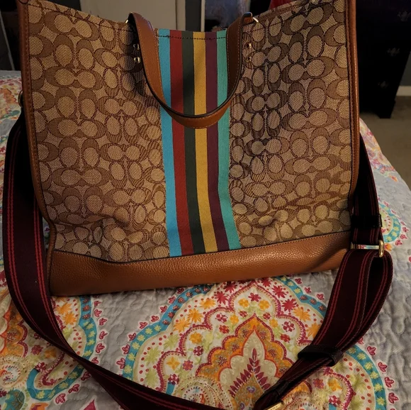 Coach Dempsey Tote 40 inch Signature Jacquard with Stripe and Coach Patch - Picture 4 of 7
